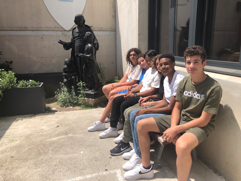 P-Statue et élèves